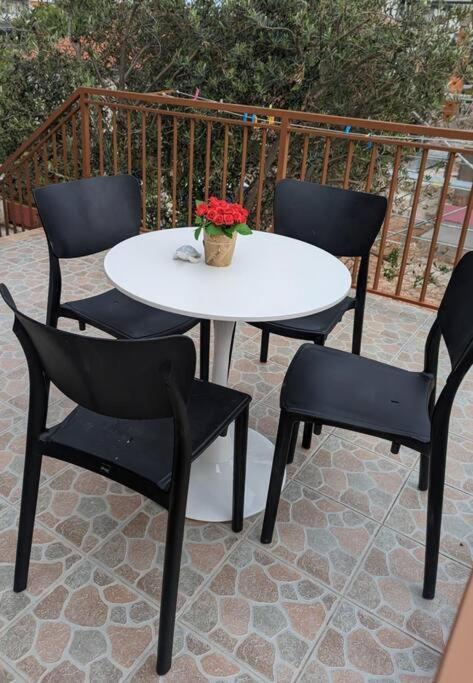 Zeezicht Appartement 50M From Beach Срима Экстерьер фото